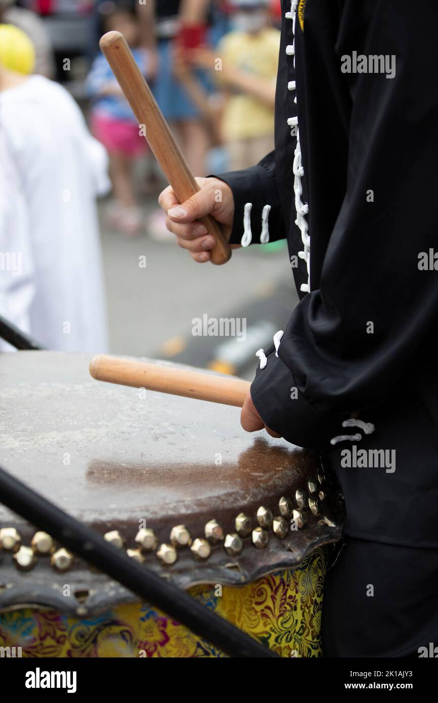 Primo piano delle mani dell'esecutore che beve sul tamburo cinese tradizionale al Chinatown Street Festival 2022 a Calgary, Canada Foto Stock