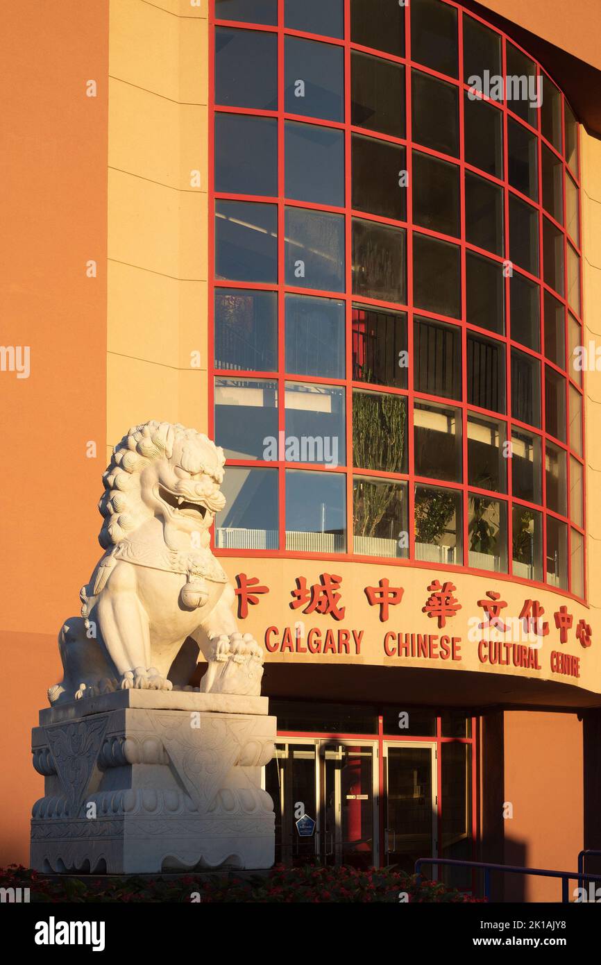 Calgary Chinese Cultural Centre edificio con statua del leone, Canada Foto Stock