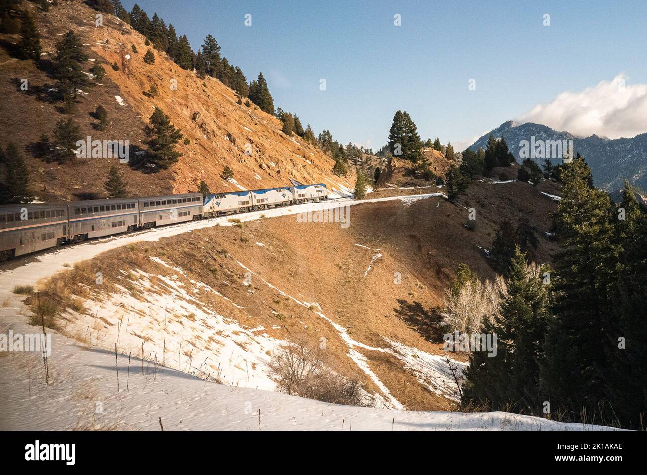 Il treno California Zephyr della Amtrak viaggia verso ovest. Il presidente Joe Biden ha annunciato che è stato raggiunto un potenziale accordo sul lavoro ferroviario, per evitare un possibile sciopero. Foto Stock