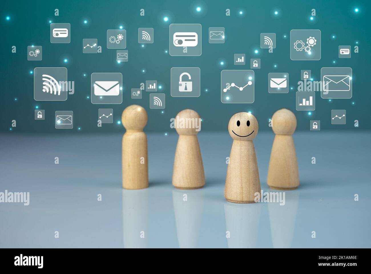 Bambola in legno con simboli di comunicazione e tecnologia. Concetto di social media e tecnologia. Foto Stock