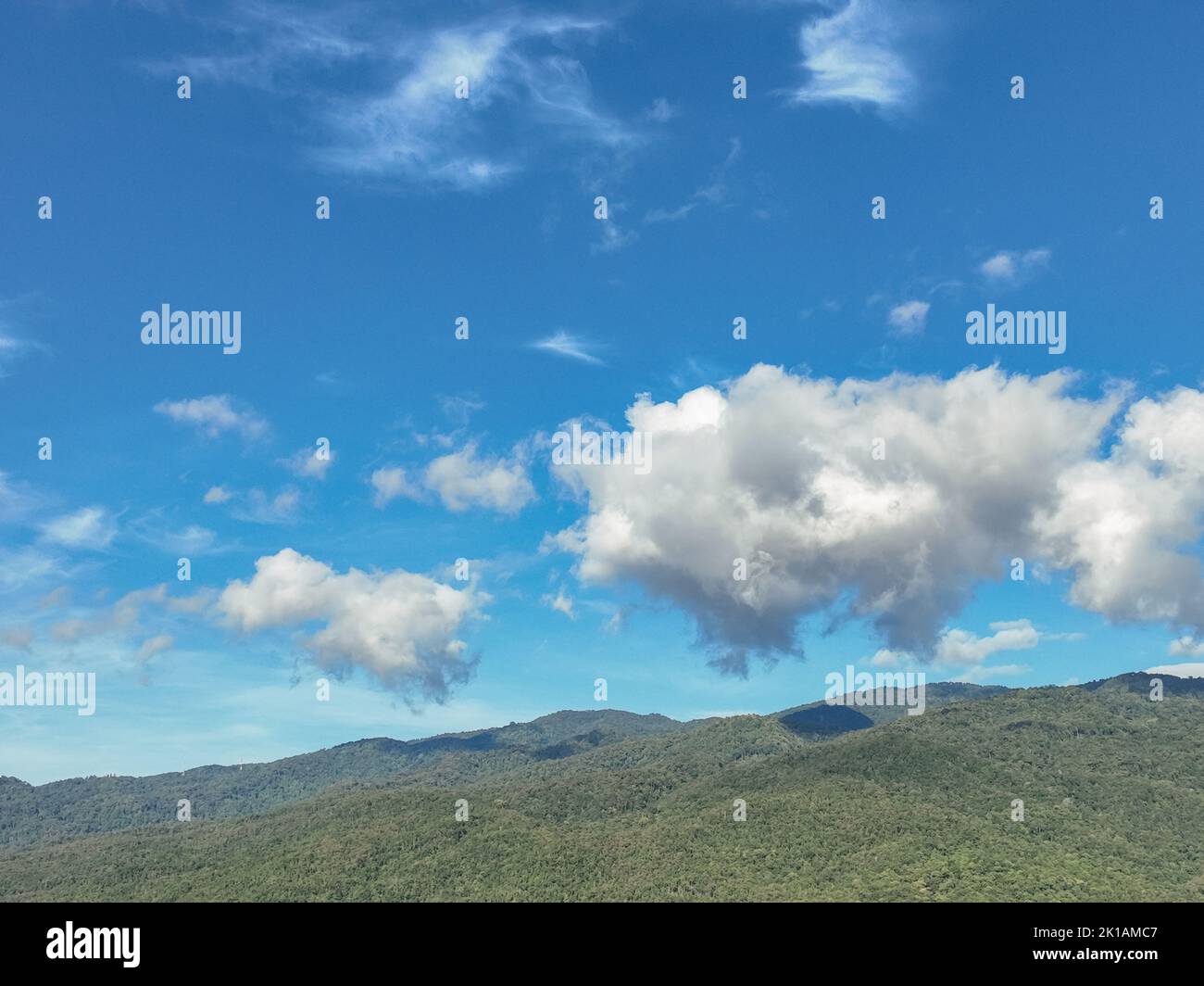 Nuvola di Cumulus sul Monte Doi Suthep a Chiang mai, Thailandia. Foto Stock