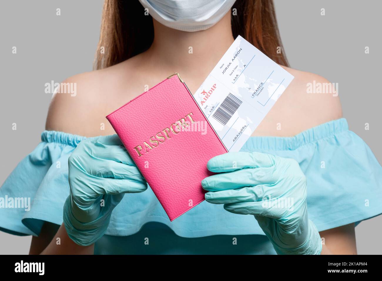 Controllo dei passaporti. Prevenzione delle pandemie. Donna con documento d'identità e carta d'imbarco. Protezione COVID-19. Viaggiare dopo la quarantena Foto Stock