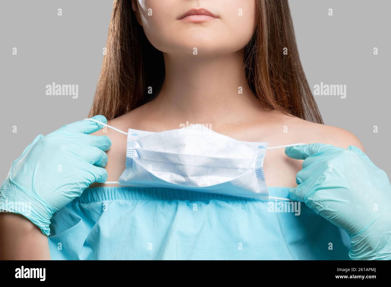 Prevenzione delle pandemie. Protezione COVID-19. Donna con maschera facciale e guanti. Prevenzione del coronavirus. Quarantena delle cure sanitarie Foto Stock