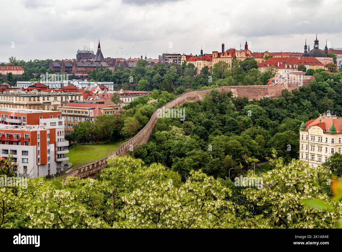 Vista di Praga lungo il fiume Moldava a Praga, Repubblica Ceca, vista dal forte di Vysehrad in una giornata nuvolosa. - foto di scorta Foto Stock