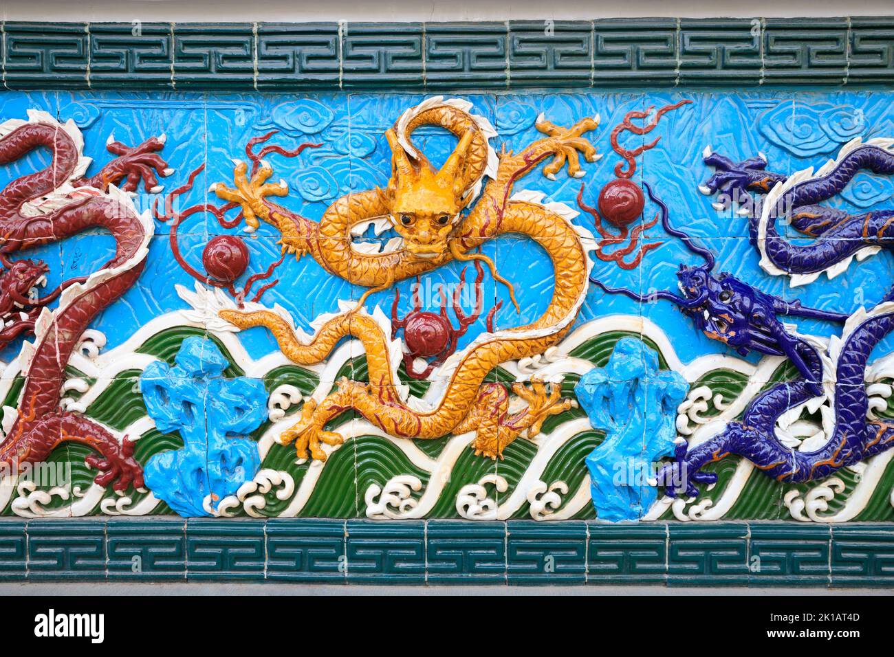 Drago giallo su sfondo blu, ceramica. Nine-Dragon Wall al Giardino dell'amicizia, San Pietroburgo, Russia. Questa è una copia del muro di Shanghai. Foto Stock