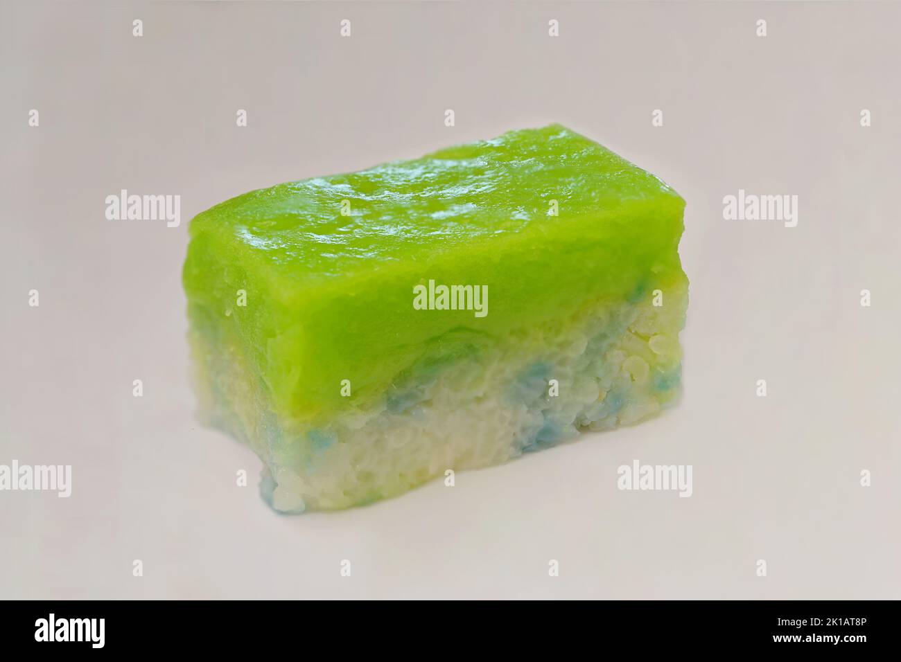 Il Kueh seri Muka è costituito da uno strato inferiore di riso glutinoso cotto nel latte di cocco, mentre lo strato superiore è una crema di latte di cocco verde vibrante Foto Stock