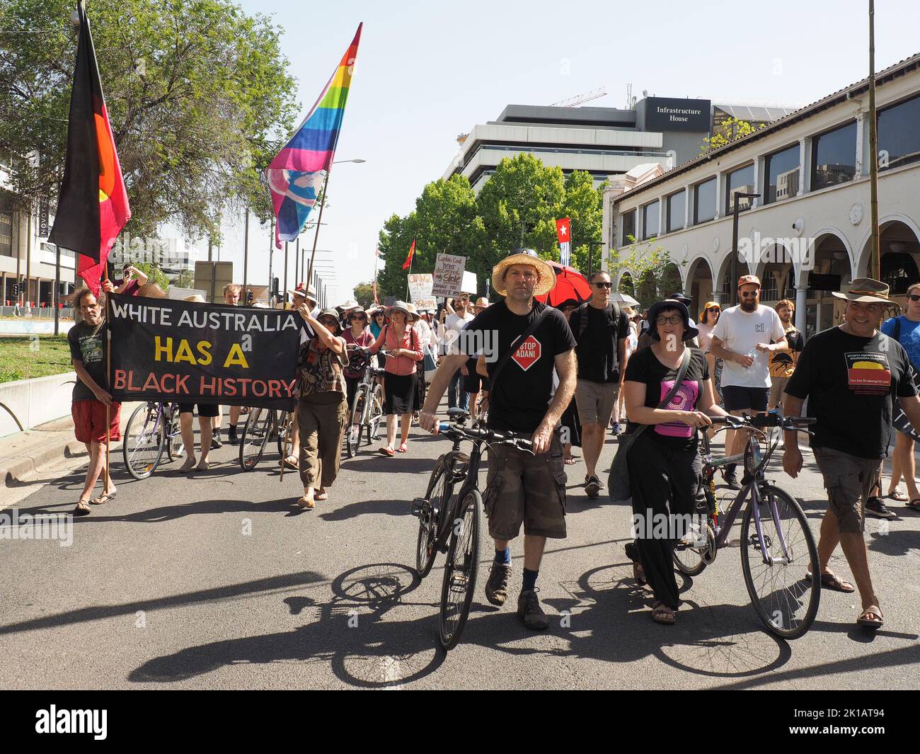 26 gennaio 2019, Australia, Canberra. Più di mille persone marciano dall'Ambasciata tenda a Canberra al Parlamento nell'annuale Invasion Day Rally. Foto Stock