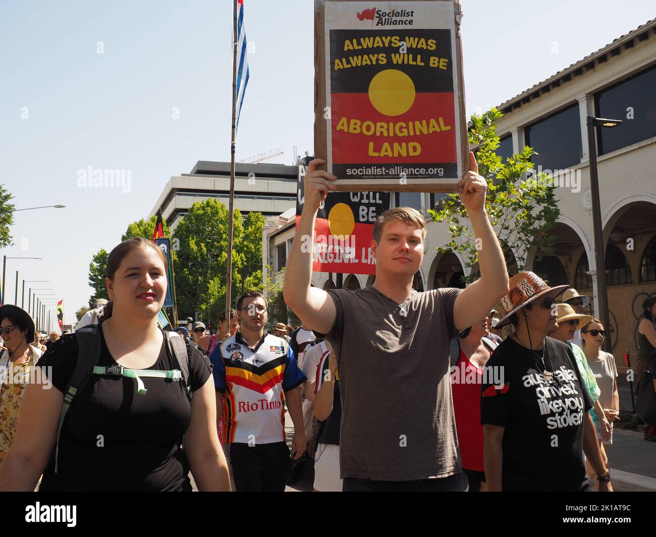 26 gennaio 2019, Australia, Canberra. Più di mille persone marciano dall'Ambasciata tenda a Canberra al Parlamento nell'annuale Invasion Day Rally. Foto Stock