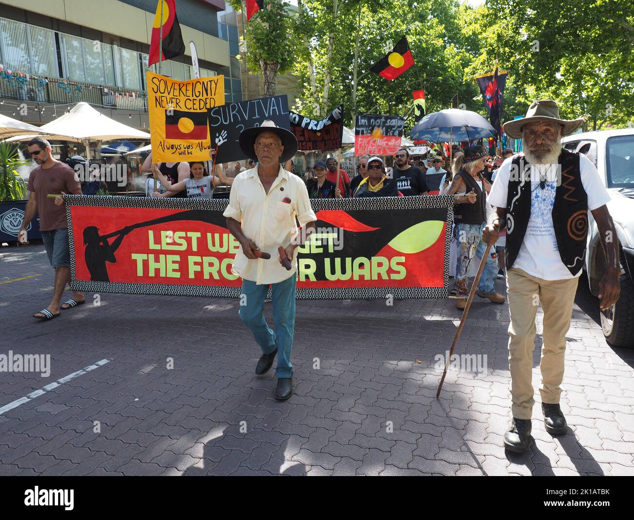 26 gennaio 2019, Australia, Canberra. Più di mille persone marciano dall'Ambasciata tenda a Canberra al Parlamento nell'annuale Invasion Day Rally. Foto Stock