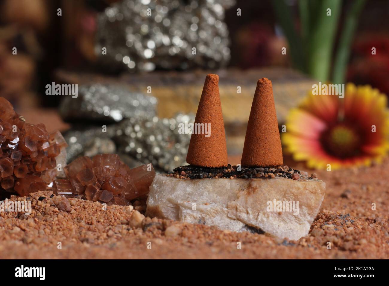 Cristallo di aragonite con coni di incenso sulla Tabella di meditazione di sabbia rossa australiana Foto Stock