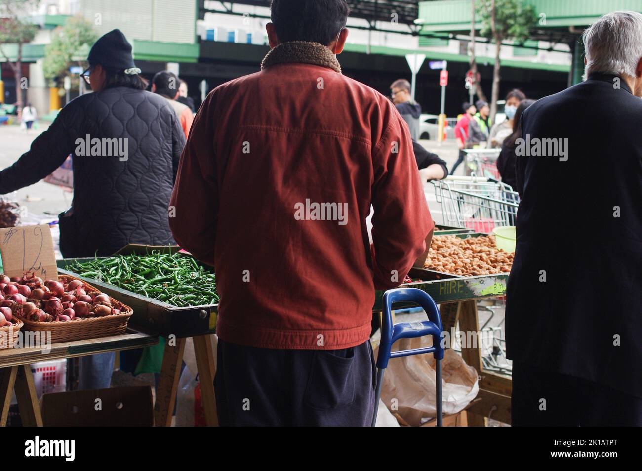 Uomini che acquistano prodotti al Paddy's Fresh Food Market di Flemington, Sydney, nuovo Galles del Sud, Australia Foto Stock