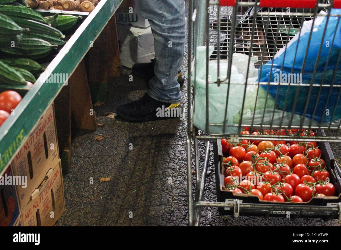 Un carrello con una scatola di pomodori maturati sul vitigno al Paddy's Fresh Food Market di Flemington, Sydney - nuovo Galles del Sud, Australia Foto Stock