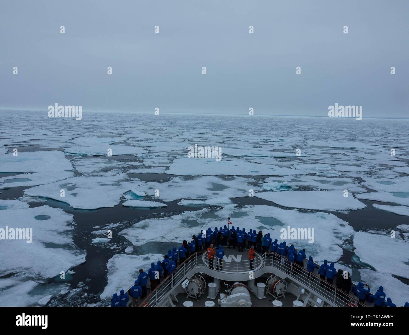 Arco della nave dallo Spirito anseatico MS nell'oceano artico contro il cielo nuvoloso blu. Primo piano Svalbard, Spitsbergen, Norvegia. Luglio 27, 2022 Foto Stock