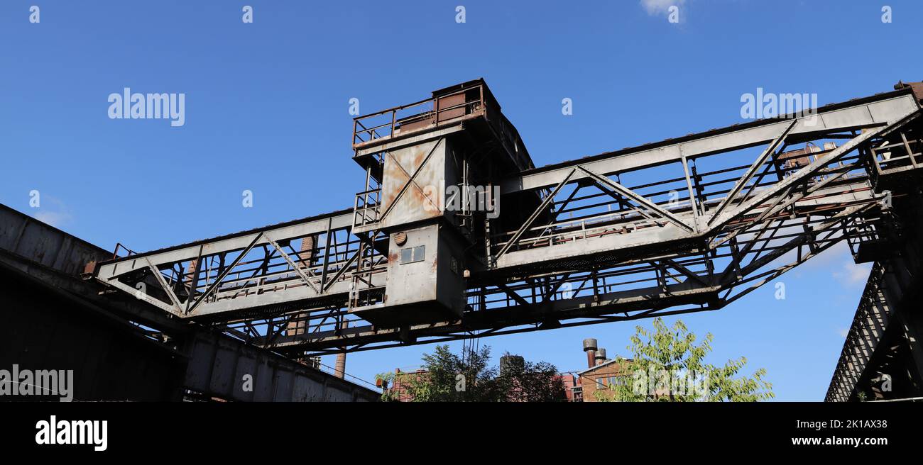 un vecchio carroponte in un sito industriale abbandonato Foto Stock