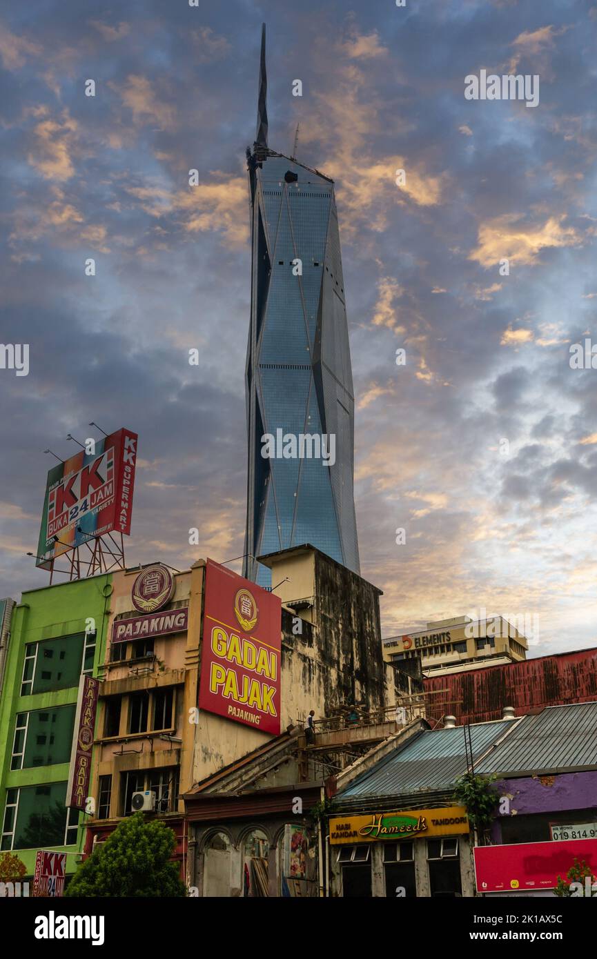 PNB Merdeka 118 preso da Chinatown al tramonto, Kuala Lumpur, Malesia Foto Stock