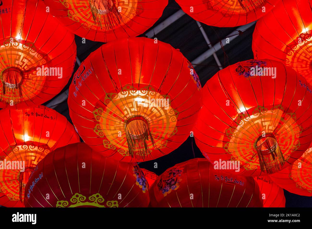 Lanterne Cinesi illuminate al mercato notturno di Petaling Street, Chinatown, Kuala Lumpur, Malesia Foto Stock