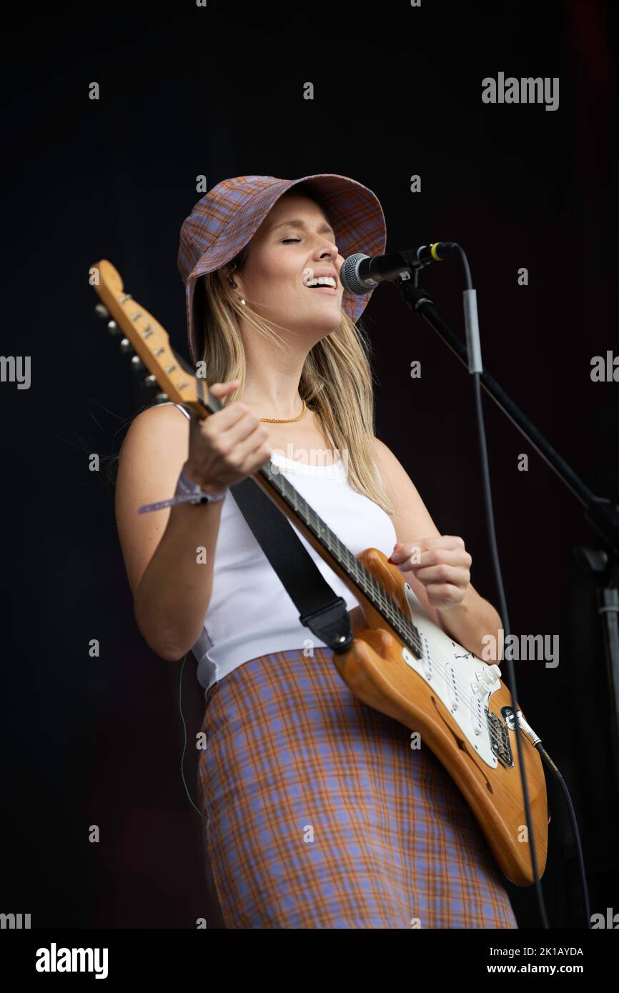 Il trio australiano di rock alternativo Middle Kids si esibisce dal vivo al Tempelhof Sounds Festival di Berlino, in Germania Foto Stock