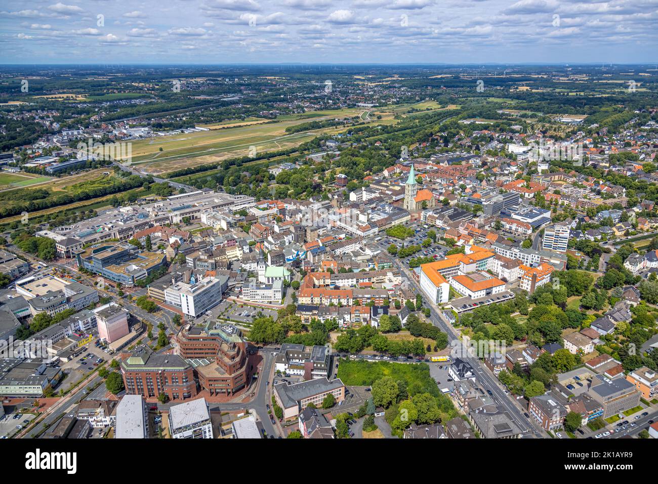 Vista aerea, vista della città, evang. Chiesa della gioventù / Luther chiesa, sullo sfondo il evang. Chiesa di Paulus, centro, Hamm, Ruhr zona, Nord Reno-Westfal Foto Stock