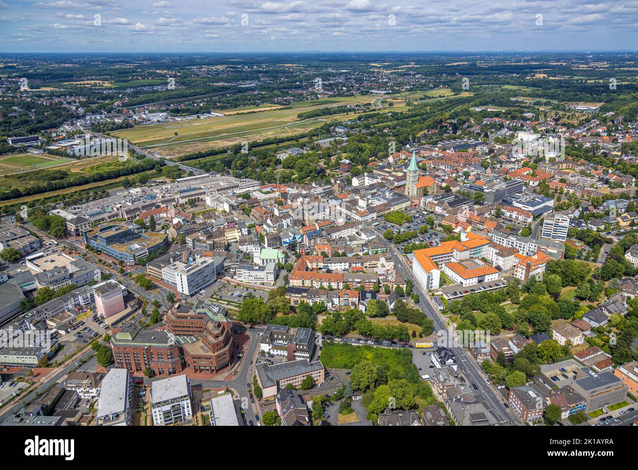 Vista aerea, vista della città, evang. Chiesa della gioventù / Luther chiesa, sullo sfondo il evang. Chiesa di Paulus, centro, Hamm, Ruhr zona, Nord Reno-Westfal Foto Stock