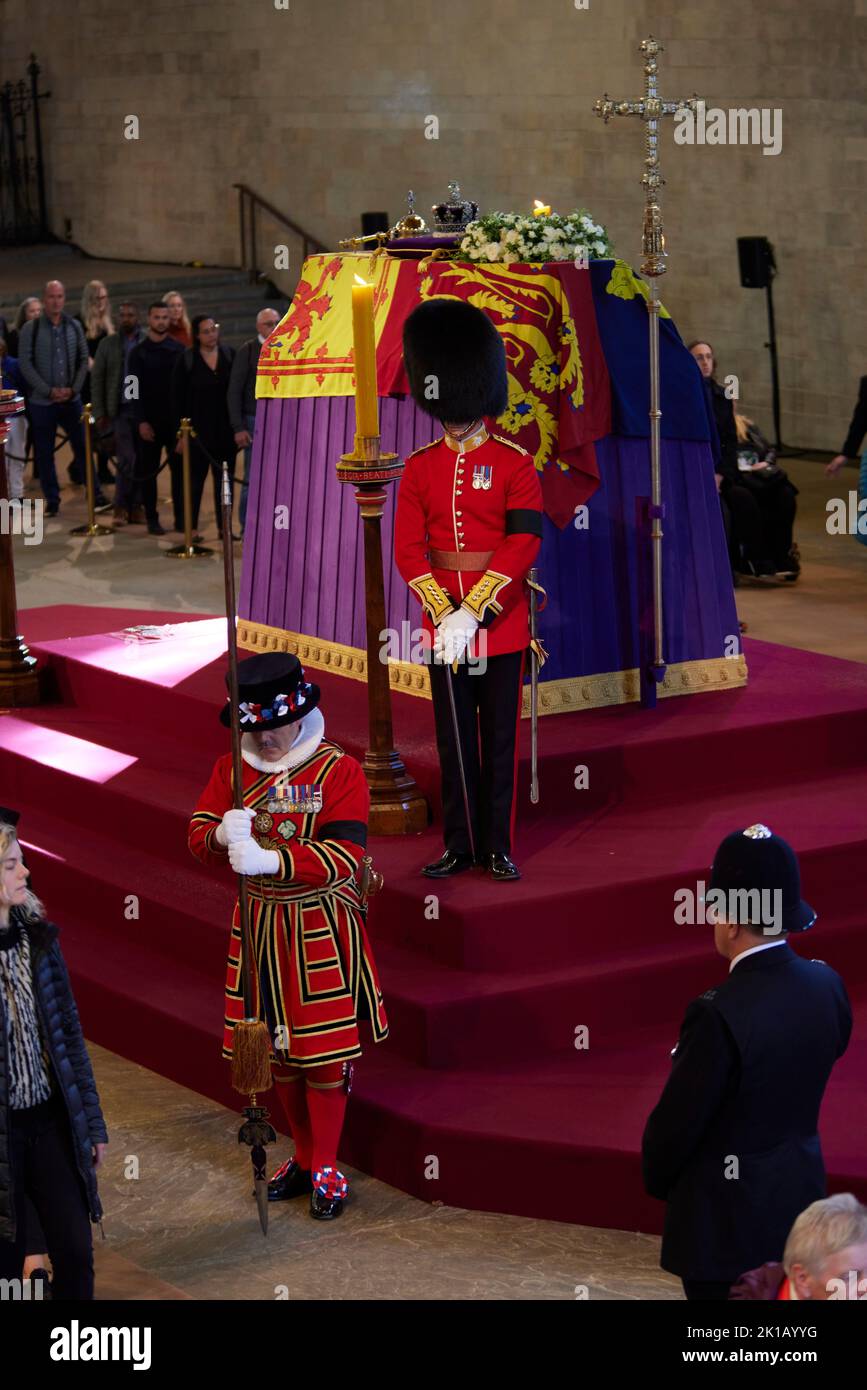 Londra, Regno Unito. 17th Set, 2022. La regina Elisabetta II si trova nello stato in cui la nazione ha l'opportunità di pagare i loro ultimi rispetti. Le guardie reali, prese dalle unità che servono le famiglie reali, mantengono una veglia di 24 ore accanto al cimone della Regina. Westminster Hall al Palazzo di Westminster Londra. REGNO UNITO. Credit: Phil Crow/Alamy Live News Foto Stock