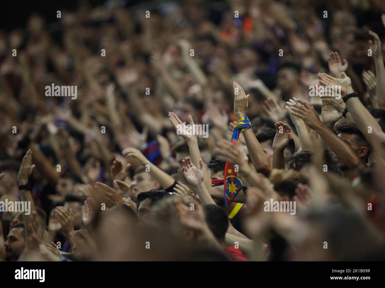 Bucarest, Romania - 15 settembre 2022: Profondità di campo poco profonda (fuoco selettivo) dettagli con FCSB (Fotbal Club Steaua Bucuresti) sostenitori durante un Foto Stock