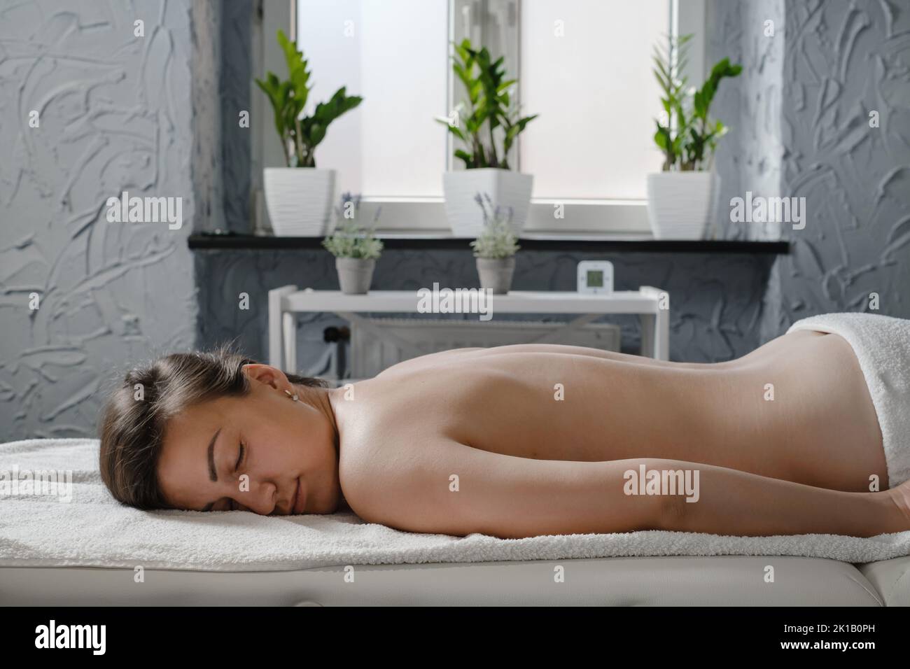 donna dopo massaggio schiena trattamento in clinica di terapia relax. Trattamento del corpo, concetto di benessere e di assistenza sanitaria. Sollievo dal dolore. Schiena umana, spazio di copia della colonna vertebrale Foto Stock