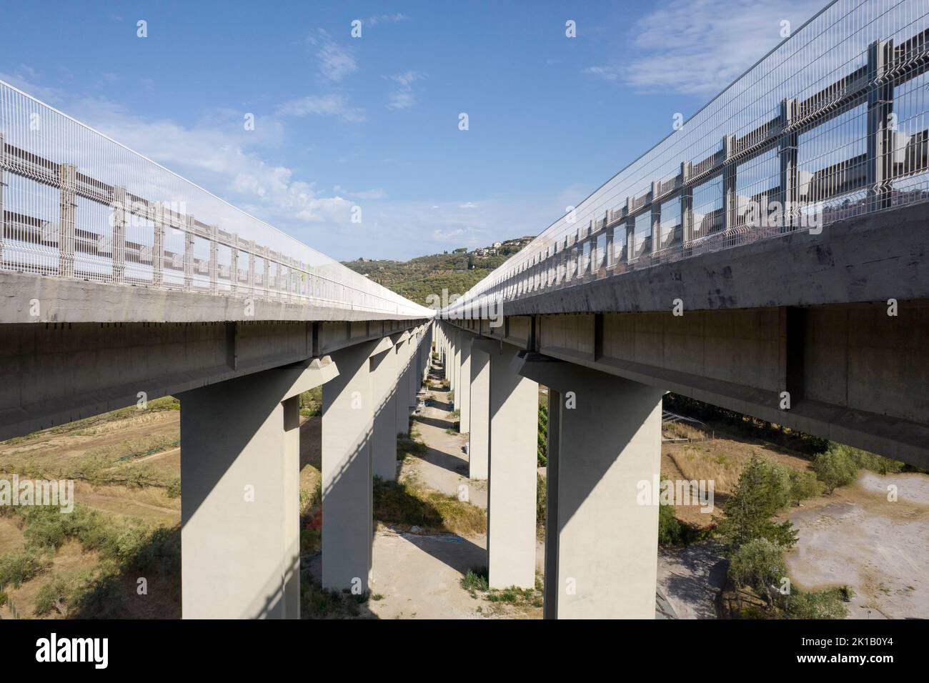 Documentazione fotografica di un tratto autostradale su tralicci di cemento armato Foto Stock