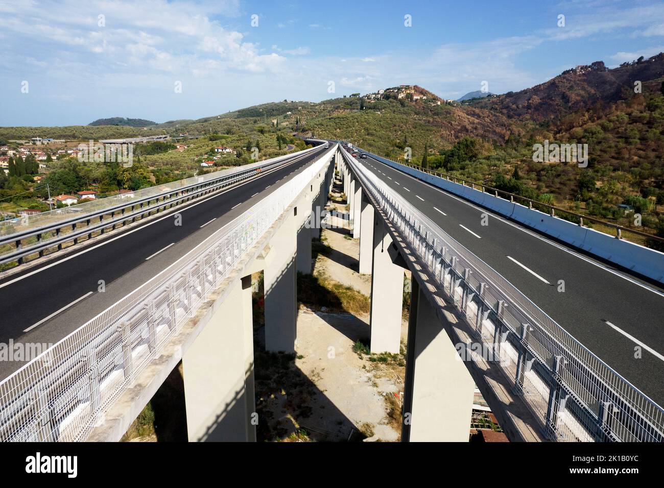 Documentazione fotografica di un tratto autostradale su tralicci di cemento armato Foto Stock