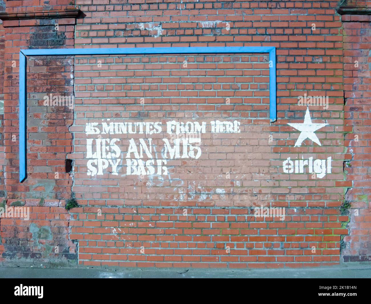 Graffiti a Belfast '15 minuti da qui si trova una base spia MI5' lasciato dal gruppo repubblicano irlandese Eirigi. Foto Stock