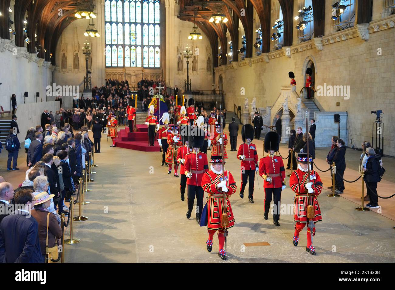 La guardia è cambiata come membri del pubblico vedere la bara della regina Elisabetta II, sdraiato in stato sulla catalana in Westminster Hall, presso il Palazzo di Westminster, Londra. Data immagine: Sabato 17 settembre 2022. Foto Stock