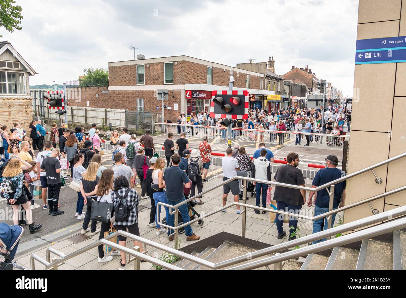 Folle di persone che si riuniscono al livello che attraversa le porte, High Street, Lincoln city2022 Foto Stock