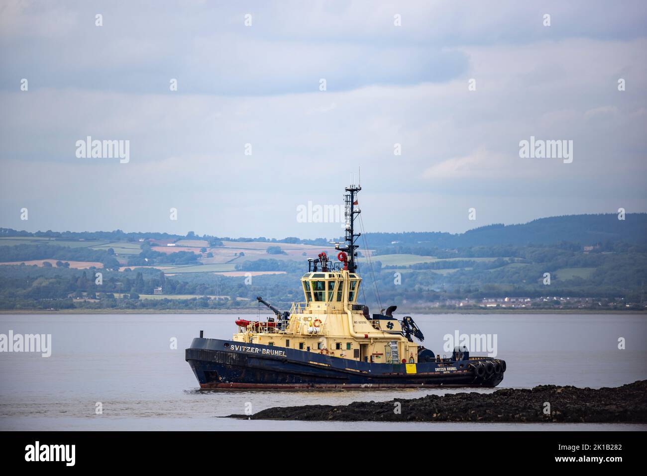 Rimorchiatore in attesa all'arrivo di una nave da scortare nel porto Foto Stock