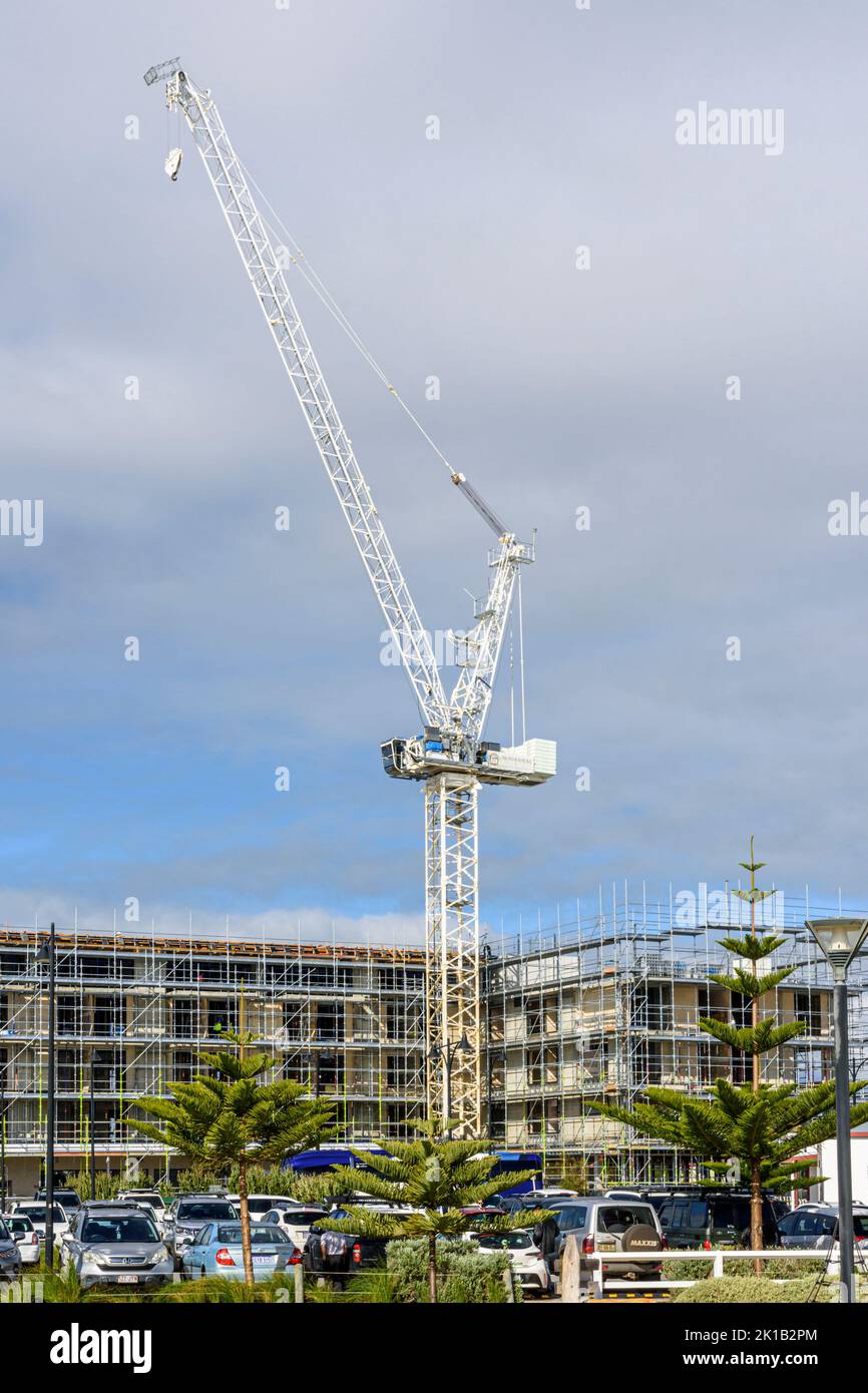Luffing Jib Tower Crane su un edificio in costruzione a Busselton, Australia Occidentale Foto Stock