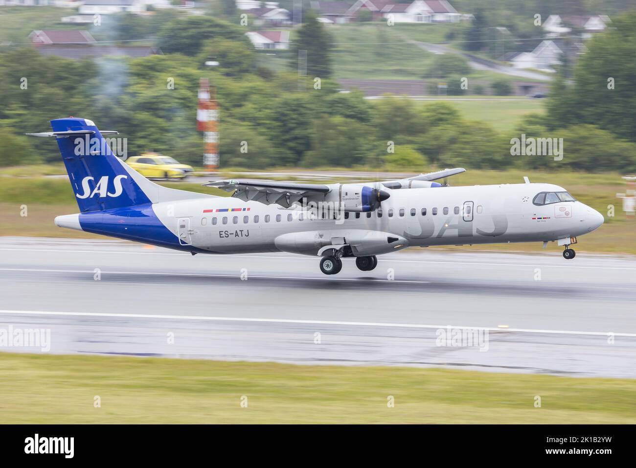 Un aereo di linea turboelica ATR-72 di SAS Scandinavian Airlines che atterra su una pista bagnata a Kristiansand in Norvegia Foto Stock