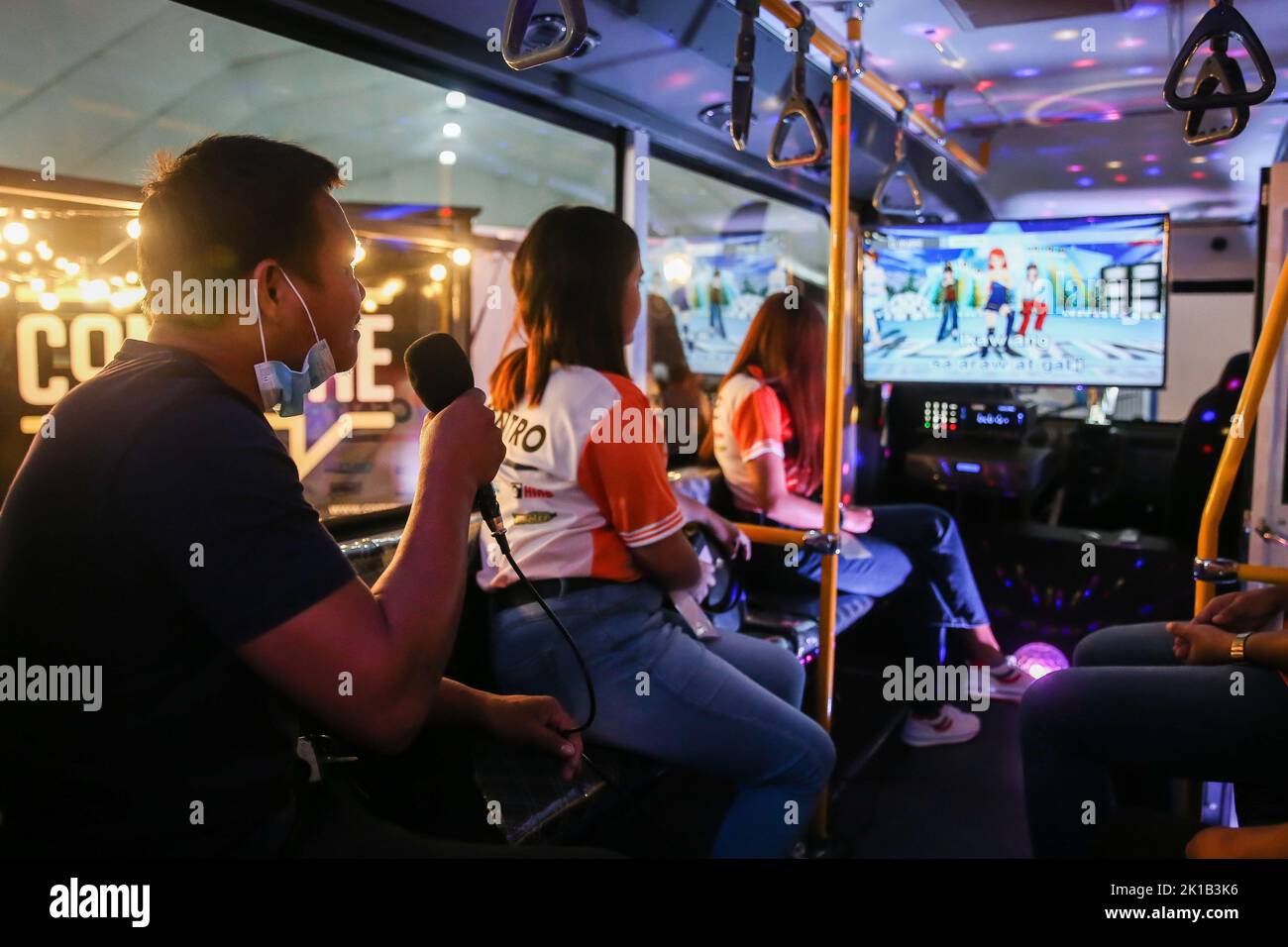 Pasay City, Filippine. 17th Set, 2022. La gente canta con un karaoke installato all'interno di un jeepney pubblico moderno di utilità di concetto all'esposizione internazionale del motore delle Filippine a città di Pasay, le Filippine, 17 settembre 2022. Credit: Rouelle Umali/Xinhua/Alamy Live News Foto Stock