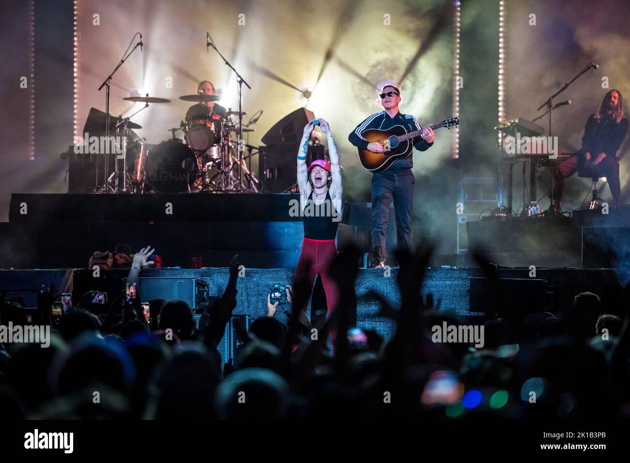 Las Vegas, Stati Uniti. 17th Set, 2022. Cage the Elephant si esibisce al Downtown Stage durante il giorno uno del Life is Beautiful Music Festival che si tiene nel centro di Las Vegas, Nevada, il 16 settembre 2022. (Foto di Alive Coverage/Sipa USA) Credit: Sipa USA/Alamy Live News Foto Stock