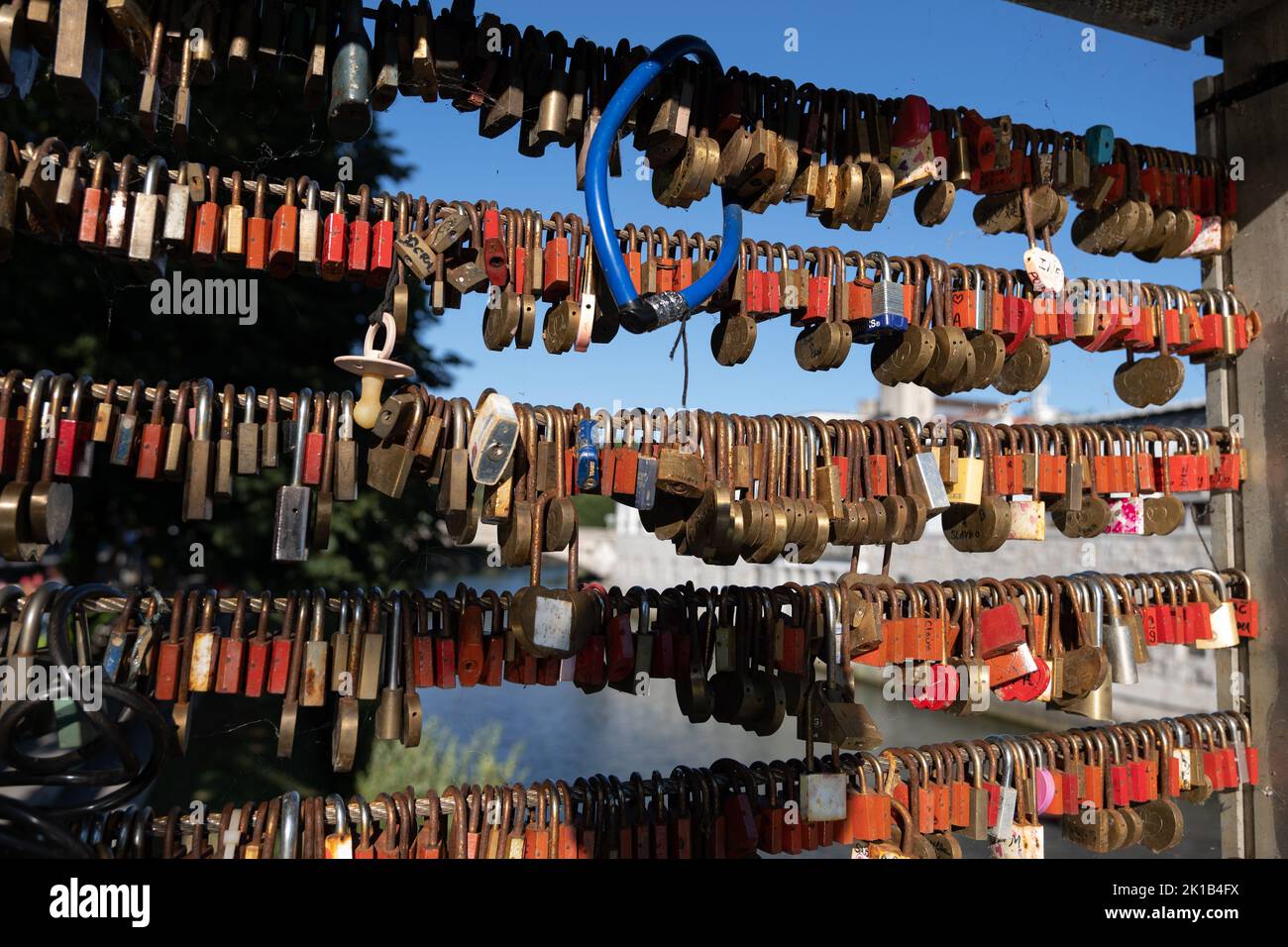 Lubiana, Slovenia, lucchetti d'amore sulla recinzione del Ponte dei macellai (sloveno: Mesarski Most) sul fiume Lubiana Foto Stock