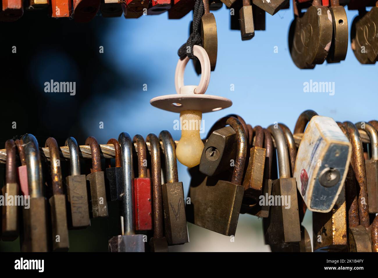 Baby dummy per il parto felice e serrature d'amore sul Ponte dei macellai a Lubiana, Slovenia Foto Stock