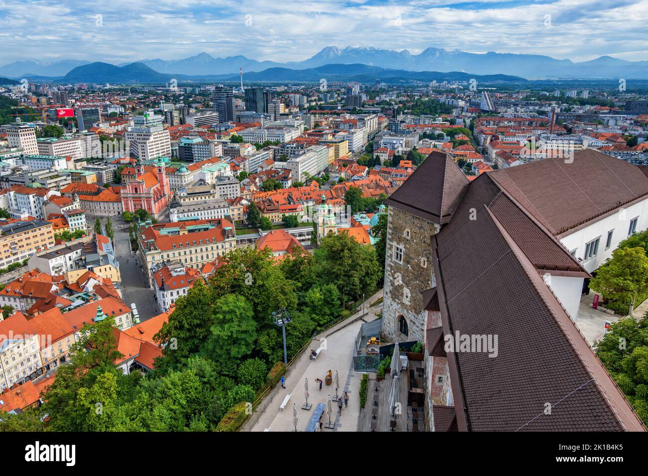 Città di Lubiana in Slovenia, paesaggio urbano con la città vecchia e il castello di Lubiana, centro storico della città. Foto Stock