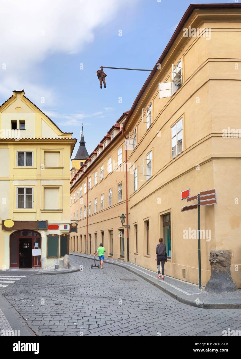 La strada Husova, via Betlemske namesti e la scultura Viselec. Praga, Repubblica Ceca Foto Stock