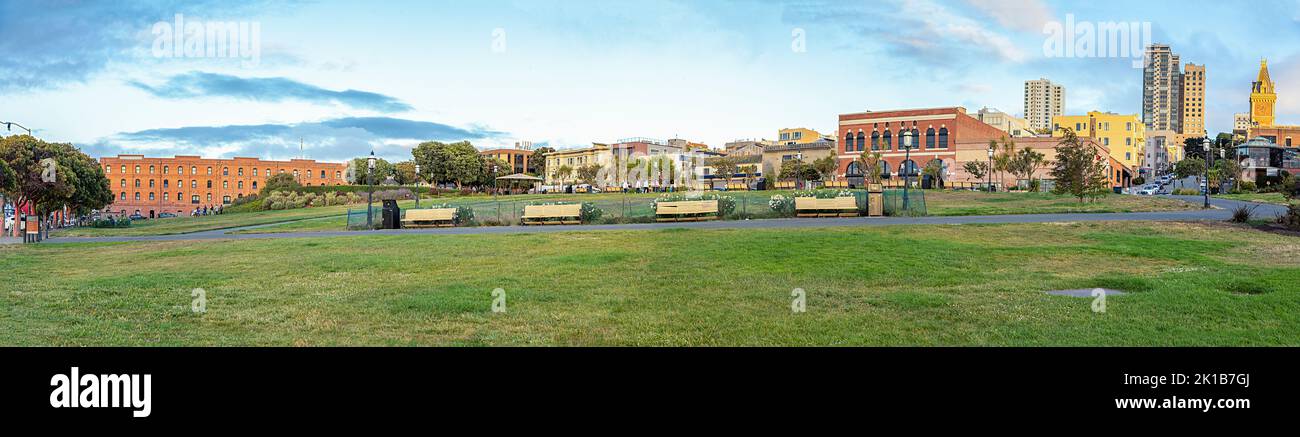 San Francisco, USA - 5 giugno 2022: Parco storico nazionale marittimo panoramico di San Francisco con prato verde aperto al pubblico, USA. Foto Stock