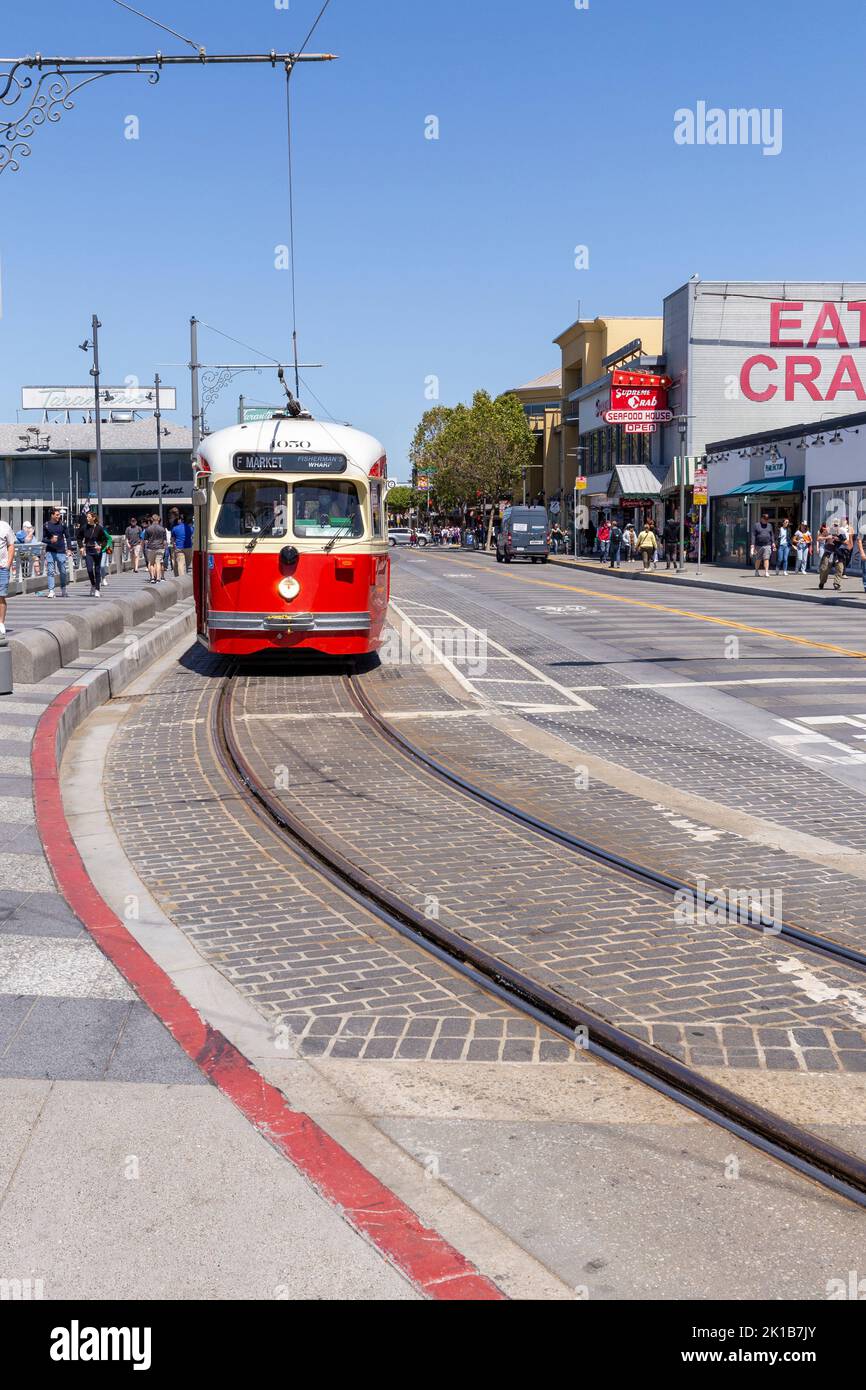 San Francisco, USA - 6 giugno 2022: Tram rosso al molo dei pescatori in stile retrò sulla strada per il mercato del centro di San Francisco, zona del porto. Foto Stock