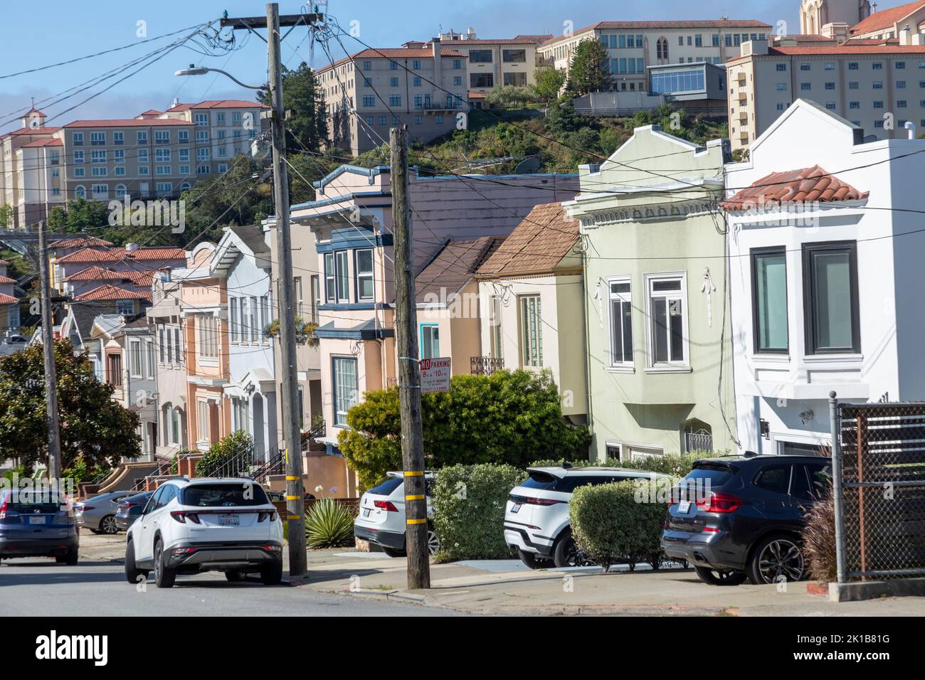 San Francisco, USA - 6 giugno 2022: Vecchie case in stile vittoriano e in legno nella zona giorno di San Francisco. Foto Stock