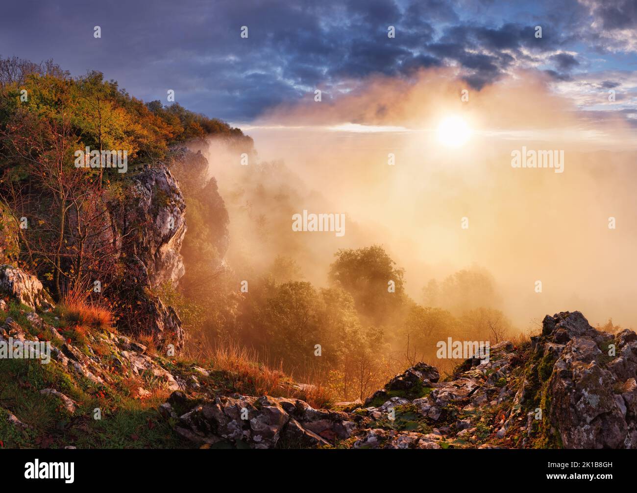 Bella mattinata d'autunno sul punto di vista sopra la valle della foresta profonda in Carpazi, Slovacchia Foto Stock