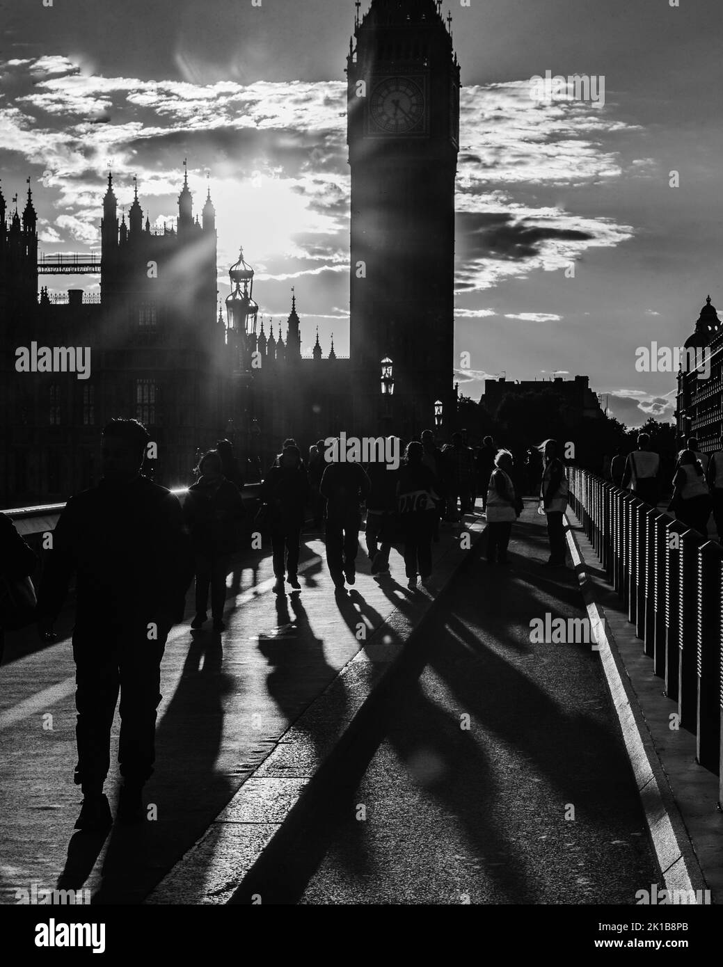 Immagine in bianco e nero di grandi code sul Ponte di Westminster in attesa di rendere i loro rispetti alla Regina che si trovava nello stato di Westminster Hall. Foto Stock