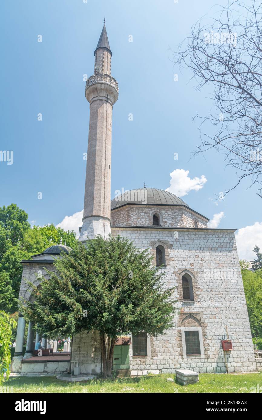 Sarajevo, Bosnia-Erzegovina - 3 giugno 2022: Moschea e minareto di Ali Pasa (turco: Ali Pasa Camii). Foto Stock