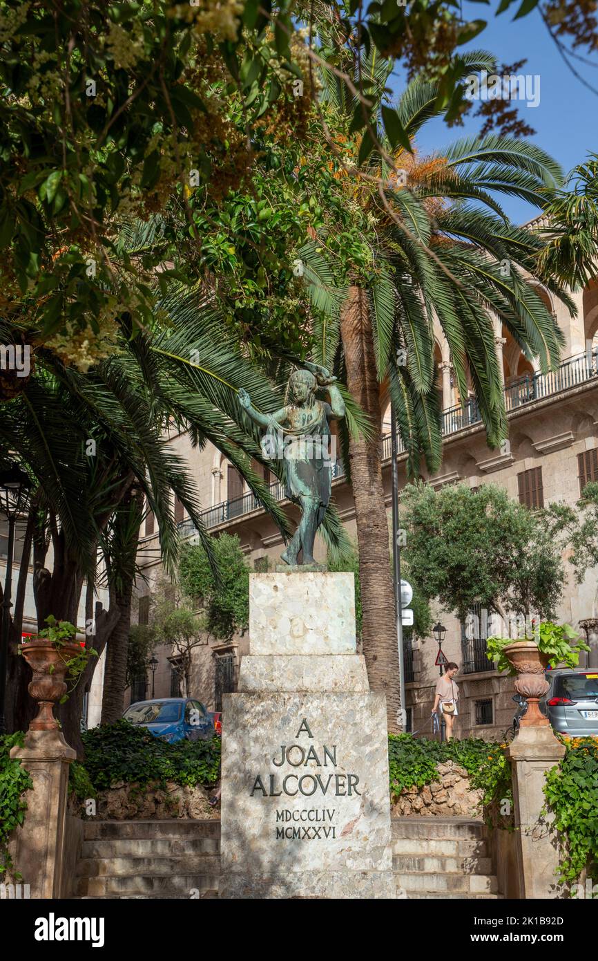 Palma, Spagna - 22 giugno 2022: Statua del poeta Joan Alcover delle isole baleari a Palma. Foto Stock