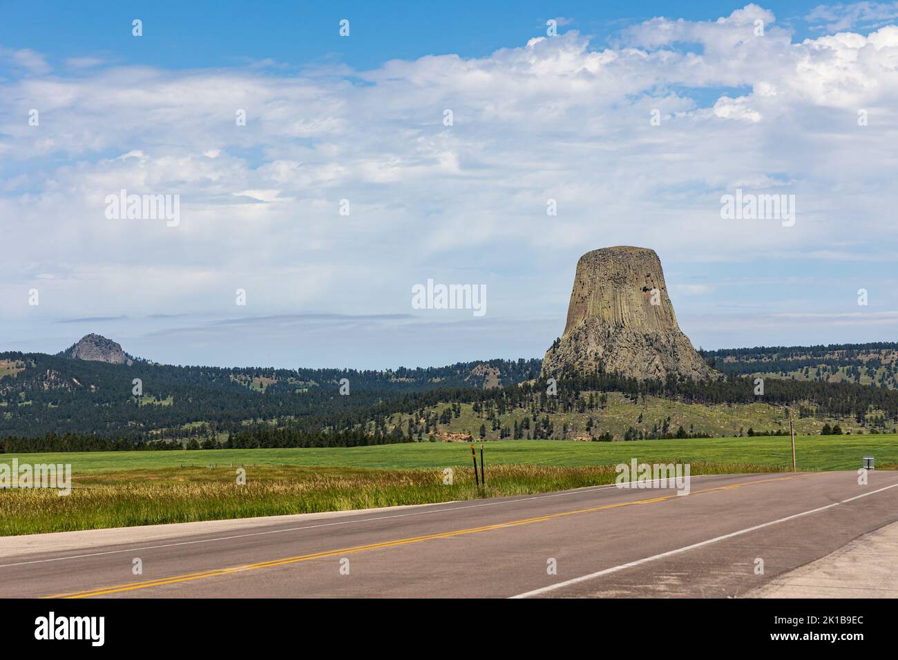 Devils Tower che sorge sopra il paesaggio circostante, Wyoming, USA Foto Stock