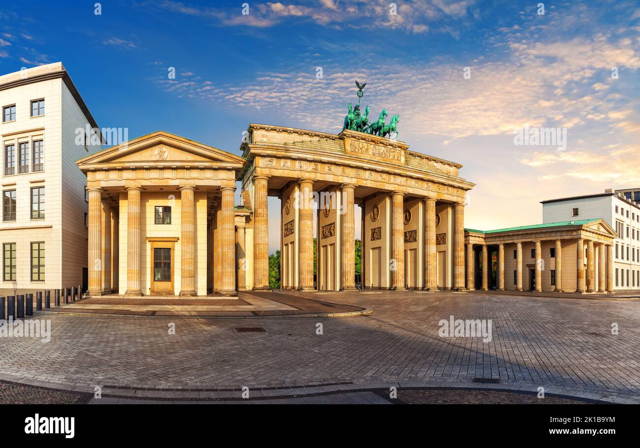Brandenburger Tor o porta di Brandeburgo al tramonto, Berlino, Germania Foto Stock