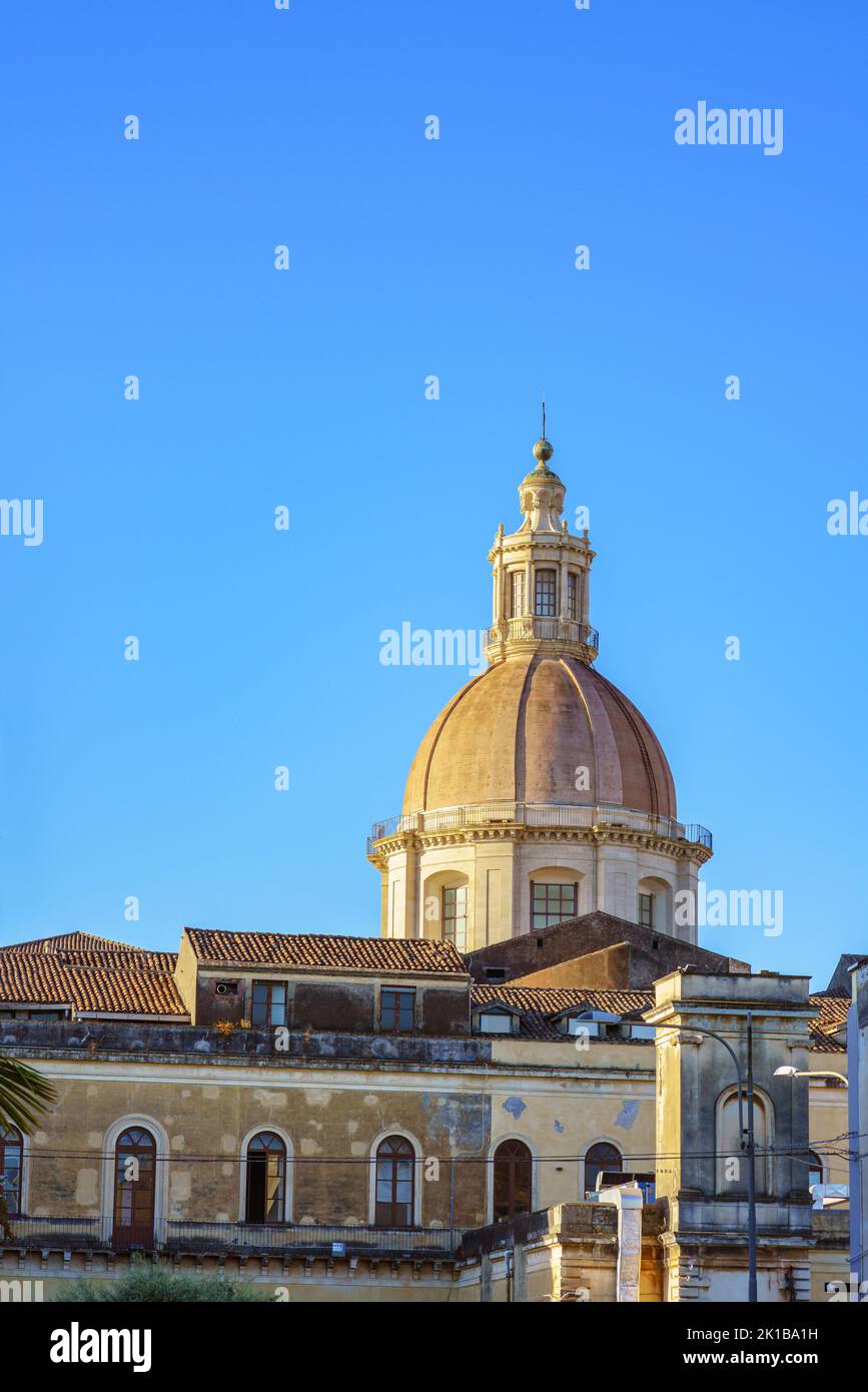Vista della cupola di San Nicolò l'Arena di Catania, Sicilia contro il cielo blu Foto Stock